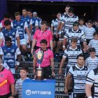 Jugadores de VRAC y El Salvador saltando al césped de Zorrilla.