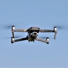 Un dron volando. Foto de archivo.
