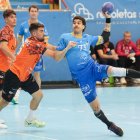 Una acción del partido entre Recoletas Atlético Valladolid y Torrelavega en Huerta del Rey.