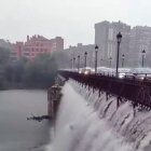 El Puente Mayor de Valladolid desbordado por el agua
