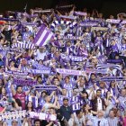 Afición del Real Valladolid durante un partido de Liga en Segunda.