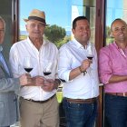 De izquierda a derecha, los hermanos Manuel y Adolfo Pérez Pascuas, junto con la tercera generación de la familia bodeguera: Adolfo y Daniel Pérez Herrero.