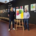 Manolo Fariña y su hijo Manu, actual director general de la compañía, en la pinacoteca junto a la obra ganadora.