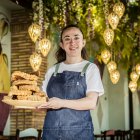 Silvia Soriano posa con los torreznos emblemáticos de la Taberna Mercedes, la parte más tradicional.