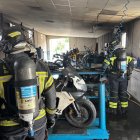 Los Bomberos revisan la nave afectada por el incendio