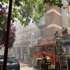 Los bomberos actúan contra el fuego en la plaza Batallas