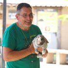Enrique muestra un ejemplar de conejo a una excursión de escolares.