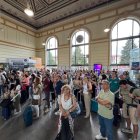 Viajeros en la estación de trenes de Valladolid afectados por el incendio