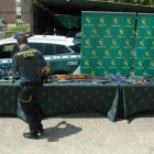 Un guardia civil de la Comandancia de Valladolid con el material intervenido a los seis arrestados.
