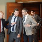 Carlos Menéndez, Miguel Suárez Arca y David Hierro, a la salida del pleno.