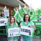 Mercedes Gago, secretaria general de Satse Castilla y León e Inmaculada Izquierdo, secretaria provincial en la concentración de enfermeras y fisioterapeutas