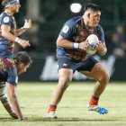 Javier Coronel, oval en mano.