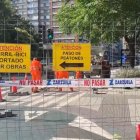 Obras en el carril bici de Isabel La Católica catorce días después de su inauguración.