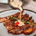 SECRETO MARINADO A LA PLANCHA CON SALSA DE CHAMPIÑONES