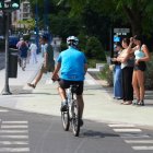 Carril bici en el cruce de Isabel La Católica con el puente de Poniente.
