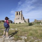 Una joven fotografía el campanario de la iglesia de San Miguel, que da buena medida de la importancia del pueblo fortificado de Peñalcázar y aún mantiene su porte.