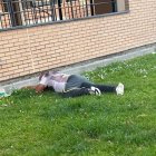 Inmigrante durmiendo en un espacio público en Medina del Campo