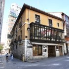 Número 4 de la plaza Martín y Monsó, en esquina con Campanas y Alonso Villasbrille.