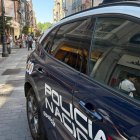 Coche de la Policía Nacional en la calle Santiago.