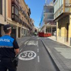 Un agente de policía en la calle Alonso Pesquera en Valladolid.