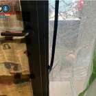 Cristal de la puerta roto por un ladrillo.