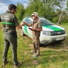 Un agente medioambiental identificando a un pescador palentino.