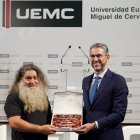 Raúl Pérez recibe el marco del curso de verano ´La trastienda del vino´