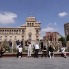 El alcalde de Valladolid, Jesús Julio Carnero, y la concejala de Turismo, Eventos y Marca Valladolid, Blanca Jimenez, con los artistas durante la presentación de los teloneros de las Fiestas de la Virgen de San Lorenzo de 2025.