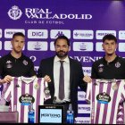 Trilli y Pablo Tomeo, junto a Víctor Orta, en su presentación.
