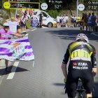 Aficionado con una bandera del Real Valladolid animando a Vingeegard en el Tour.