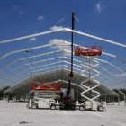 Construcción de la carpa que albergará las casetas regionales