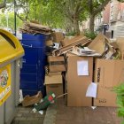 Cartones junto a los contenedores en Valladolid.