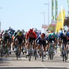 Caleb Ewan, vencedor de la Clásica Castilla y León 2024, disputando el sprint en la Cistérniga.