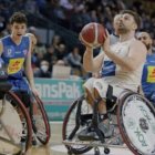 Simon Brown en una acción de un partido.