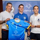 Óscar Ollero, Jorge Serrano y Mario Arranz, en la presentación del jugador en el Hotel Colón.