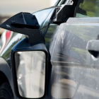 Un retrovisor de coche roto.