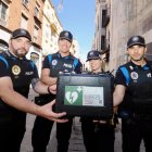 Los policías Luís, José María, Laura y Javier en la Calle de Manteria donde salvaron a una mujer