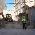 Un operario durante los trabajos de demolición de la tapia.
