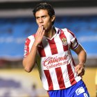 José Juan Macías celebra un gol con Chivas.