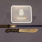 El cuchillo con una hoja de 18 centímetros y un sable con una hoja de 51 centímetros.