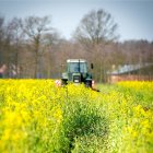 Un agricultor trabaja con su tractor en un campo de cultivo