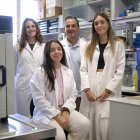 Isidro Sánchez García junto a su el equipo de investigación del Centro de Investigación del Cáncer de Salamanca.