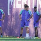 Guille Bueno junto a Alani y Trilli en el entrenamiento de este jueves.