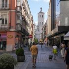 Turistas con la catedral de Valladolid de fondo.