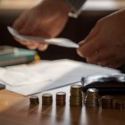 Acercamiento de las monedas guardadas para los gastos de la crisis energética