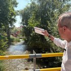 Ignacio Zarandona, concejal de Urbanismo, señala la obra que está ejecutando Adif.