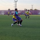 Guille Bueno pugna con Iván Alejo en el entrenamiento de miércoles.