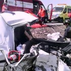 Estado de la furgoneta de conductor fallecido en Villacid de Campos tras la colisión.