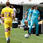 Almada se dispone a devolver el balón a Garri (27) tras un fuera de banda.