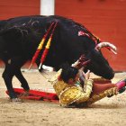 Cogida a Morante de la Puebla ayer en Pontevedra.